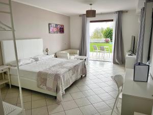 ein Schlafzimmer mit Bett und Fernseher sowie eine Terrasse in der Unterkunft Cape House in Albano Laziale