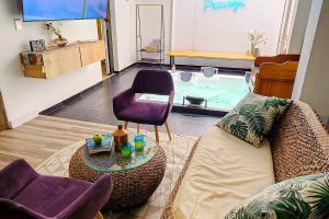 uma sala de estar com um sofá e uma banheira de hidromassagem em Casa Jiwa In Provenza em Medellín