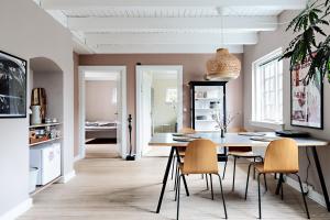 uma sala de jantar com uma mesa branca e cadeiras em The Guest House em Snekkersten