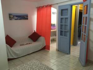 En eller flere senge i et værelse på Fête à la Guadeloupe (SI) + 4 billeder