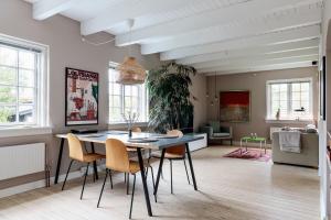 sala de estar con mesa de comedor y sillas en The Guest House, en Snekkersten