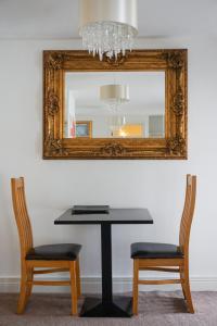 mesa con 2 sillas y espejo en The Landmark en Cork