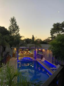 una piscina en el patio trasero de una casa en Complejo un Mundo Aparte en Mar de Ajó