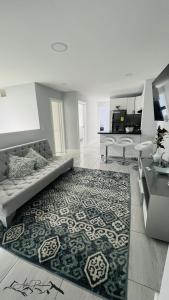 ein Wohnzimmer mit einem Sofa und einem Teppich in der Unterkunft APTO Panorama in Filandia