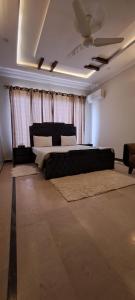 - une chambre avec un grand lit dans l'établissement Islamabad Layover Guest House Free Airport Pick and Drop, à Islamabad