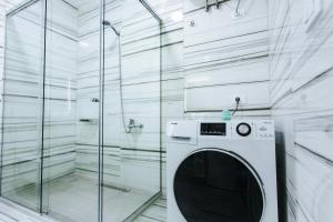 ティラナにあるThe Heart of Tiranaのバスルーム(シャワー付)の洗濯機が備わります。