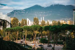 Blick auf eine Stadt mit einem Berg im Hintergrund in der Unterkunft The Heart of Tirana in Tirana