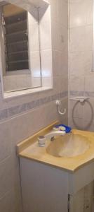 ein Bad mit einem Waschbecken und einem Spiegel in der Unterkunft 8C Departamento con Vista al Mar in Mar del Plata