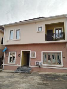 uma casa com uma porta e uma varanda em B8B Chessville Corte 3 em Abuja