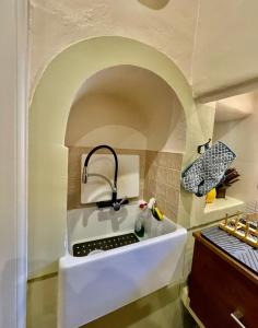 a kitchen with a sink in a room at Quartos privados - Quinta da Paz in Santa Cruz