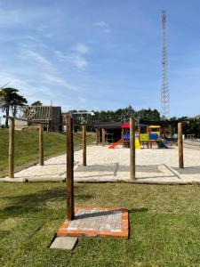 un parque con parque infantil y zona de juegos en Pousada Portal dos campos en Ponta Grossa