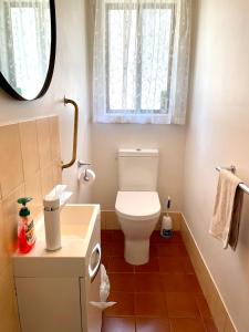 アメリカン・リバーにあるPav's Placeのバスルーム(トイレ、洗面台付)、窓が備わります。