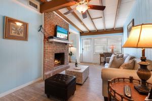 Televiisor ja/või meelelahutuskeskus majutusasutuses Island Gem B home