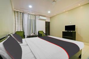En eller flere senge i et værelse på Collection O The Grand Megha Resort