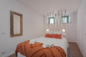 sypialnia z łóżkiem z dwoma lustrami na ścianie w obiekcie Mint Flat in Foz by the Douro w Porto