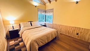 Säng eller sängar i ett rum på Cabaña Roca Volcán