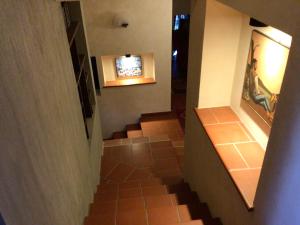 un pasillo con una escalera con azulejos de color naranja y una pintura en Villa Moglietta, en Albaretto Della Torre 