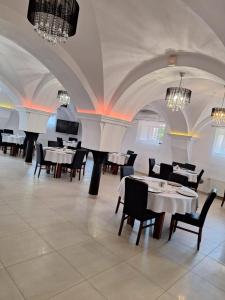 A restaurant or other place to eat at Pensjonat Trzy Stawy