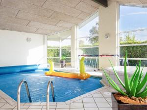 Bazén v ubytování 10 person holiday home in Hejls nebo v jeho okolí