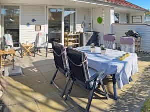 En restaurant eller et andet spisested på Holiday home Ærøskøbing XI