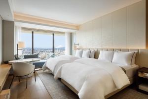Postel nebo postele na pokoji v ubytování The Westin Yokohama