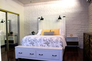 A bed or beds in a room at The Three Keys duplex