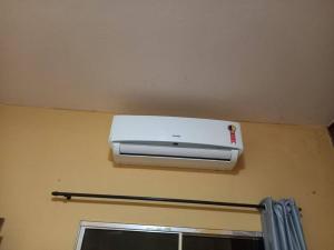 Aire acondicionado blanco en la pared de una habitación en casa,ar condicionado,suíte e garagem no major prates, en Montes Claros