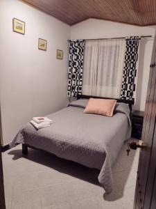 チョアチにあるAparta Hotel Bella Vistaのベッドルーム1室(ピンクの枕と窓付)