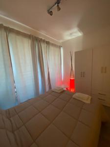 a bedroom with a large bed and a red light at Cálido Apart en el corazón de Buenos Aires con piscina in Buenos Aires