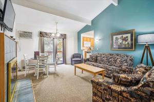 uma sala de estar com um sofá e uma mesa em 208 Cedarbrook One bedroom Queen Suite em Killington