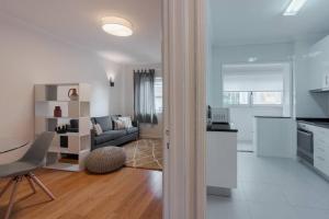 uma sala de estar branca com um sofá e uma cozinha em Central 2bed apt in Matosinhos em Matosinhos