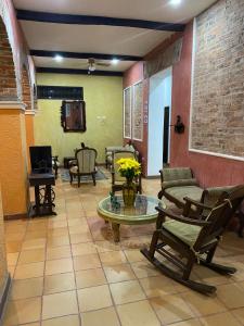 sala de estar con sillas y mesa en hotel san nicolas colonial, en Barranquilla