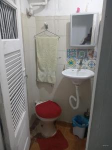 Baño pequeño con aseo y lavamanos en Rocinha House, en Río de Janeiro
