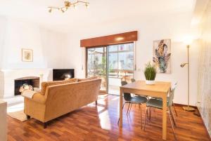 TV a/nebo společenská místnost v ubytování Oeiras 2 bedroom - Great for Holidays and Work