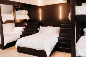 En eller flere senge i et værelse på Epic H2Oasis on Martin-Heated Private Pool-Hottub