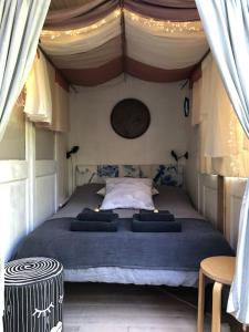 um quarto com uma cama grande numa tenda em Tiny hideaway in Cambridge em Chesterton