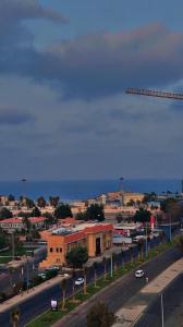 vistas a una ciudad con una grúa y una calle en فندق النجم الأزرق - Blue star hotel, en Yeda