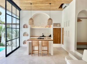 Η κουζίνα ή μικρή κουζίνα στο The Suites by The Young Villas
