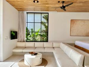 Χώρος καθιστικού στο The Suites by The Young Villas