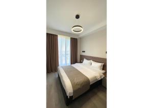 una camera da letto con un letto e una finestra di Crystal Loft Bakuriani - A406 a Bakuriani