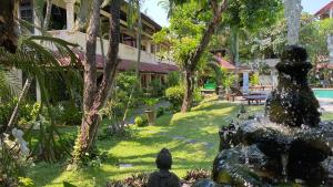 Una statua nel cortile di una casa di Bali Sandy Resort a Kuta