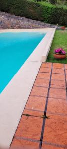בריכת השחייה שנמצאת ב-Pintoresca casa con pileta או באזור