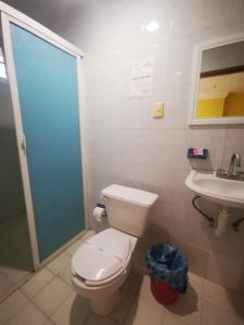 uma casa de banho com um WC e um lavatório em Casa Real em Poza Rica de Hidalgo