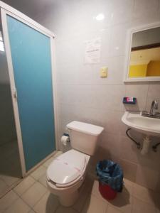 ein Badezimmer mit Toilette und Waschbecken in der Unterkunft Casa Real in Poza Rica de Hidalgo