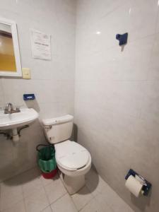 ein Badezimmer mit Toilette und Waschbecken in der Unterkunft Casa Real in Poza Rica de Hidalgo