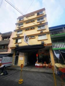 um edifício com um toldo em frente a uma loja em Casa Real em Poza Rica de Hidalgo