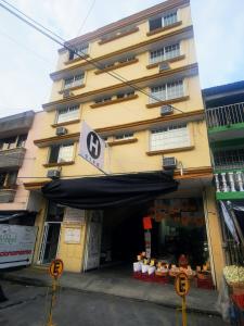 um edifício com um toldo preto em frente a uma loja em Casa Real em Poza Rica de Hidalgo