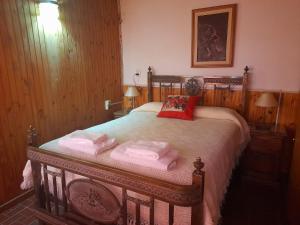 1 dormitorio con 1 cama con toallas en Los Nonos, departamento temporario en Las Heras