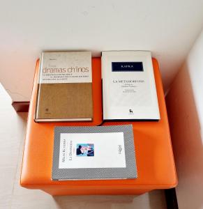three books sitting on top of an orange box at Sky Club - Apartamento Completo in Guatavita