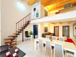 Posezení v ubytování Beautiful large Sea Front Duplex Loft